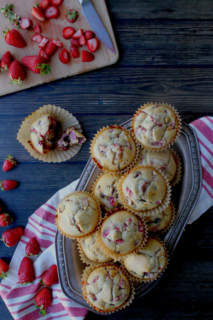 strawberry chocolate chip muffins 