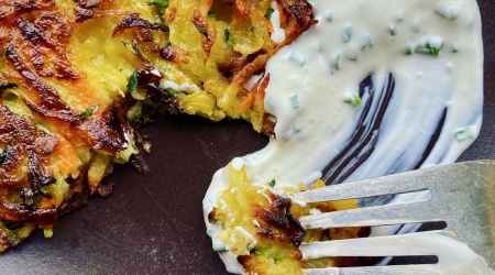 Quick and Crispy Vegetable Fritters with chive sour cream